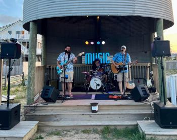 Basnight’s Lone Cedar Outer Banks Seafood Restaurant, Live Music with the Mo-rons