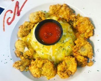 Stripers Bar & Grille Manteo, Oysters & Mashers