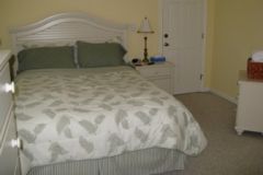 Queen size bed in a room at Wanchese Inn B&B