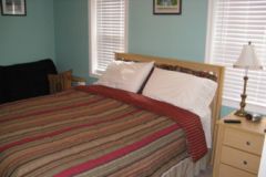 Queen size bed in a room at Wanchese Inn B&B